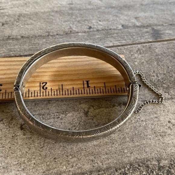 A beautiful vintage cuff bracelet with floral design features safety chain - Picture 4 of 12